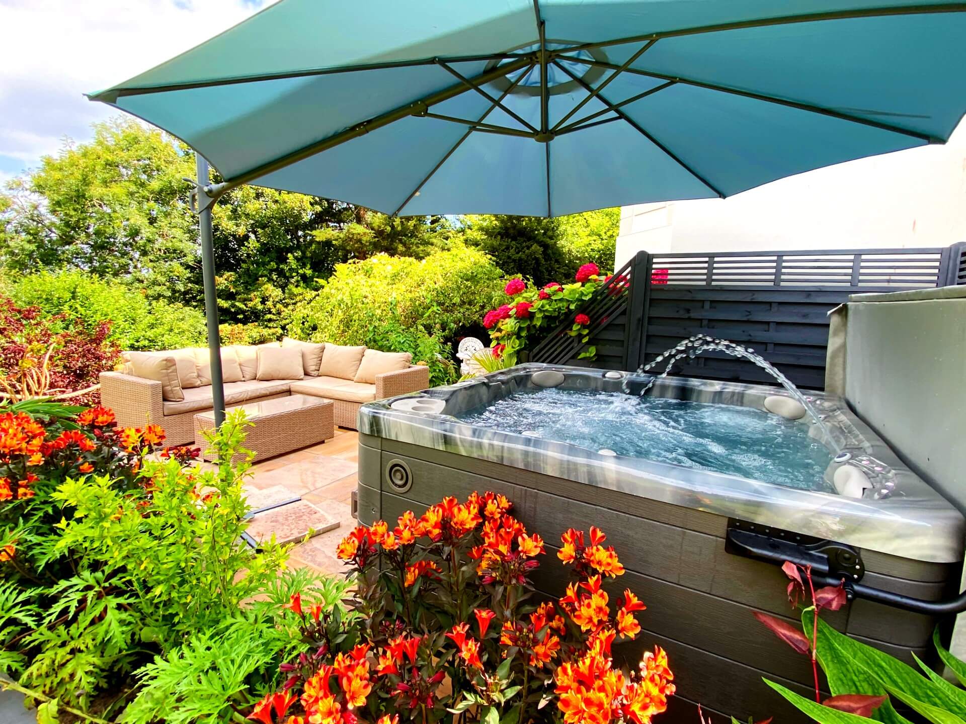 The Hot Tub at The Muntham Apartments and Town House - Dog Friendly Accommodation in Torquay