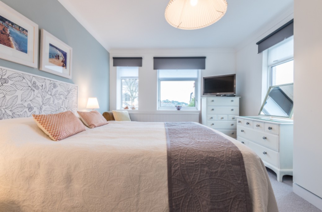 Braeside Apartment - main bedroom